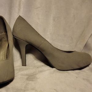 Fioni gray heels size 6